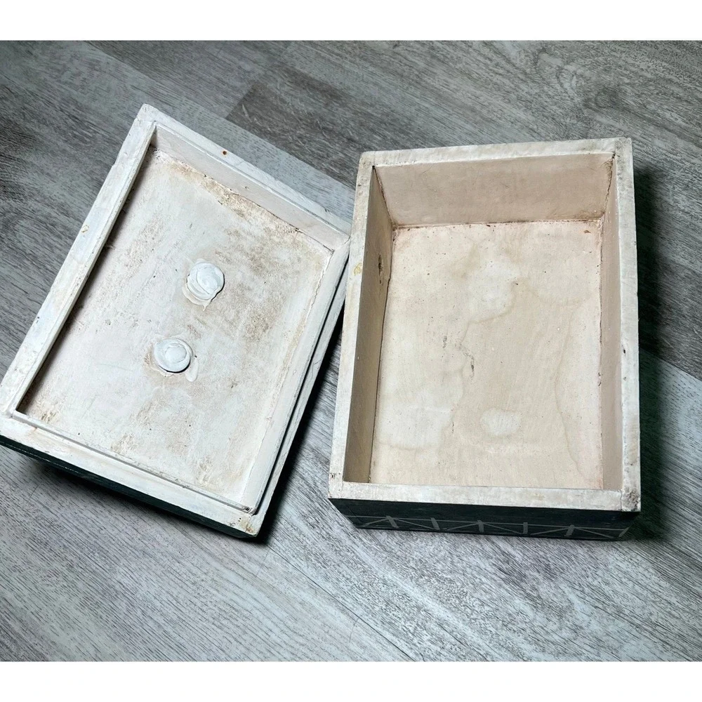 Wooden‎ cow box